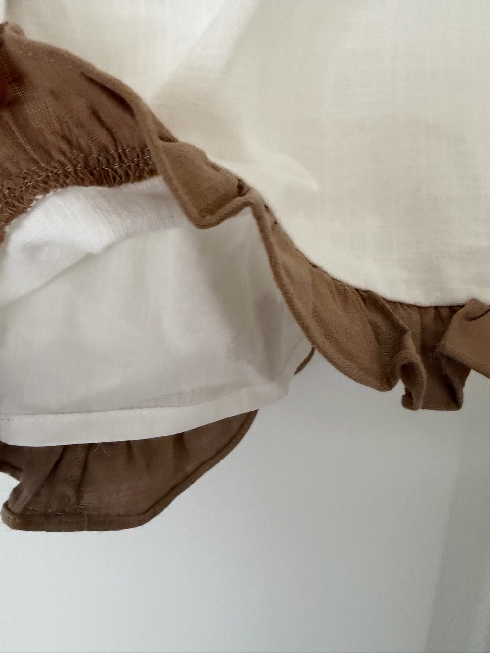 High-Waist White Cotton Linen Blend Shorts with Ruffle Hem - Picture 3 of 4